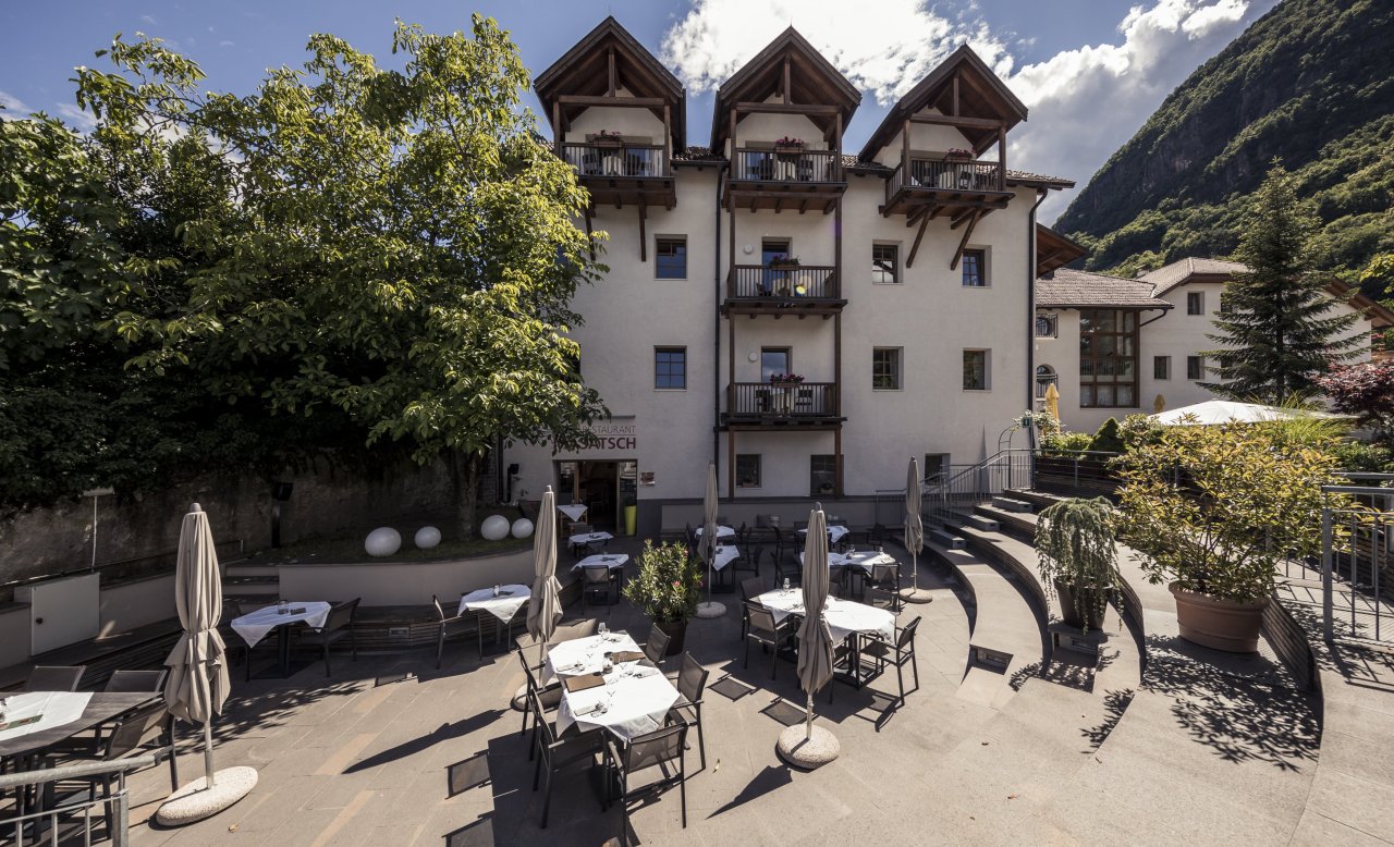 Außenaufnahme des Hotel Masatsch mit Terrasse und Kulturarena