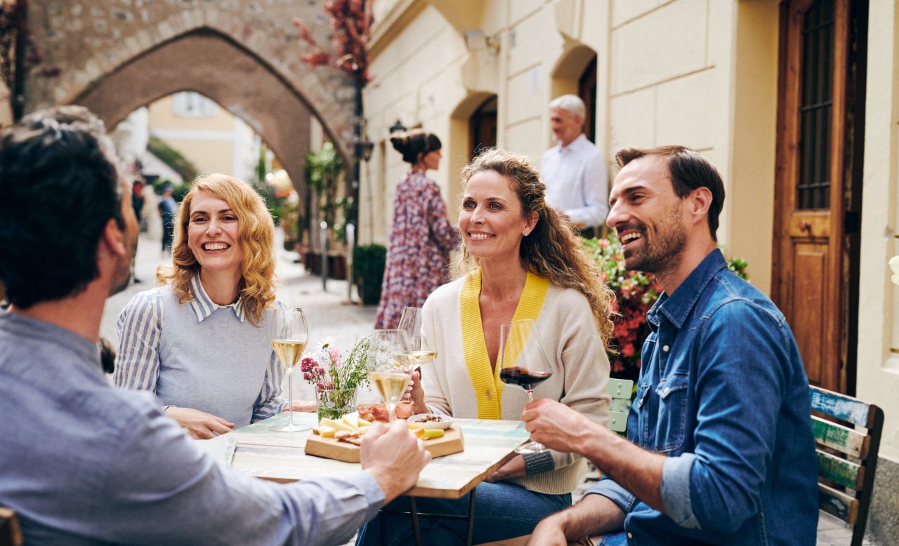 Zwei Frauen und zwei Männer beim Aperitivo in der Altstadt von Bozen