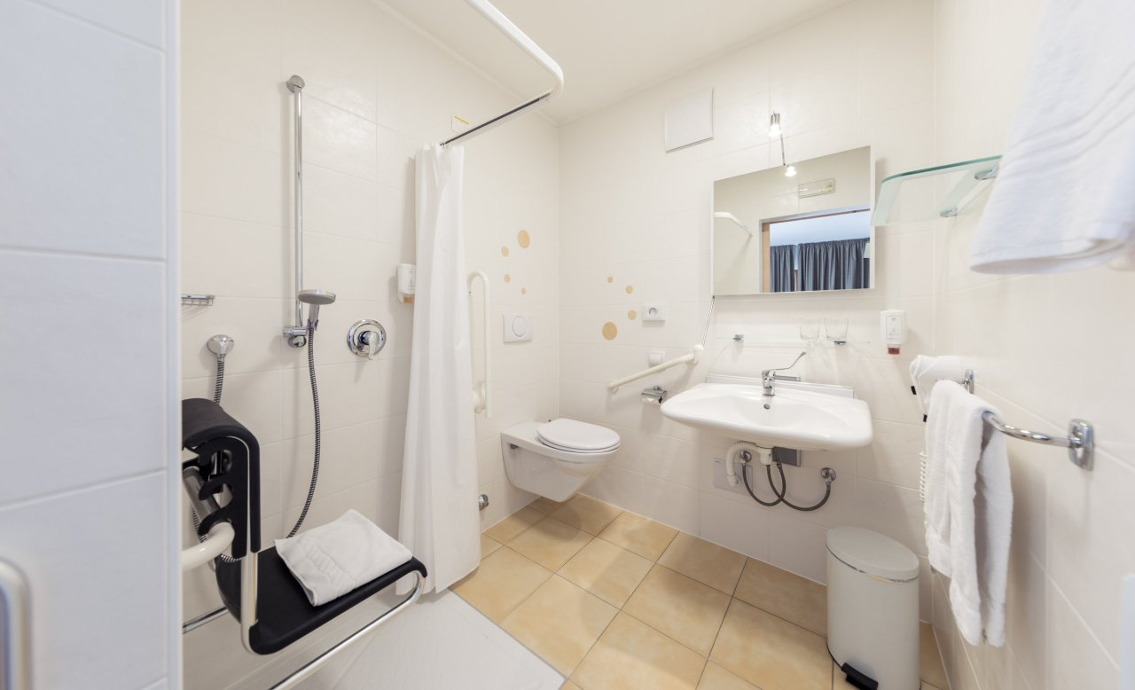Barrierefreies Bad im Hotel Masatsch mit höhenverstellbarem Waschbecken und Lift