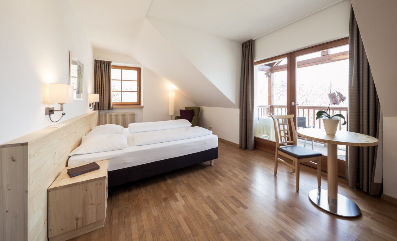 Gemütliches Doppelzimmer im Hotel Masatsch mit Holzboden und hellem Ambiente