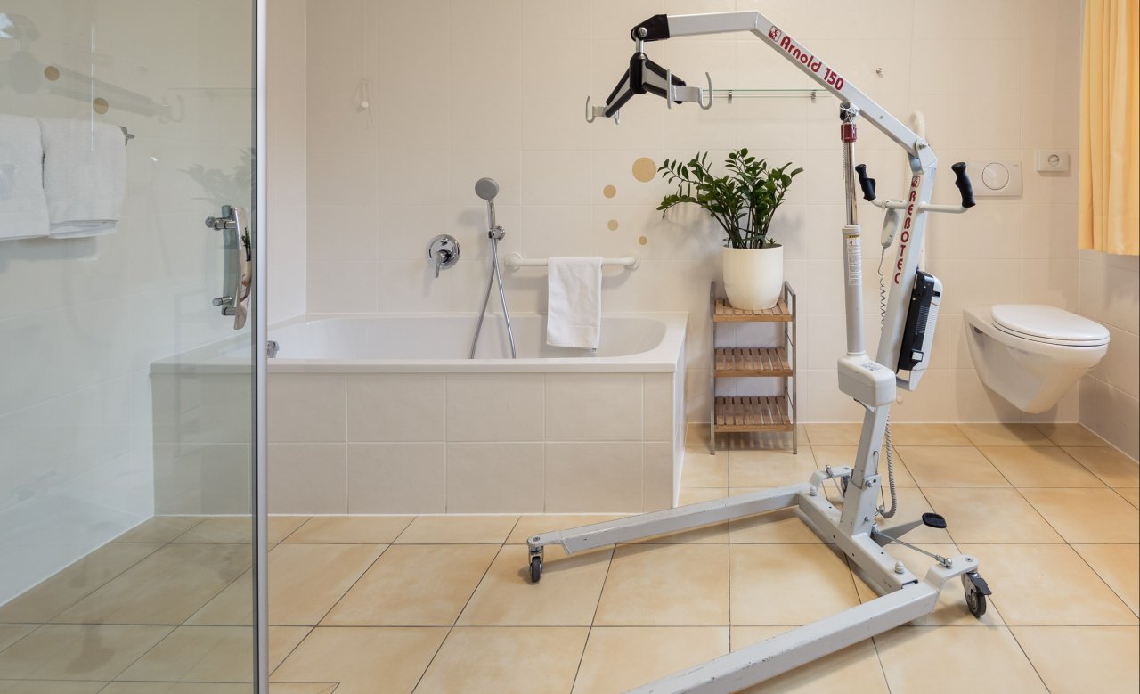 Barrierefreies Bad im Hotel Masatsch mit höhenverstellbarem Waschbecken und Lift