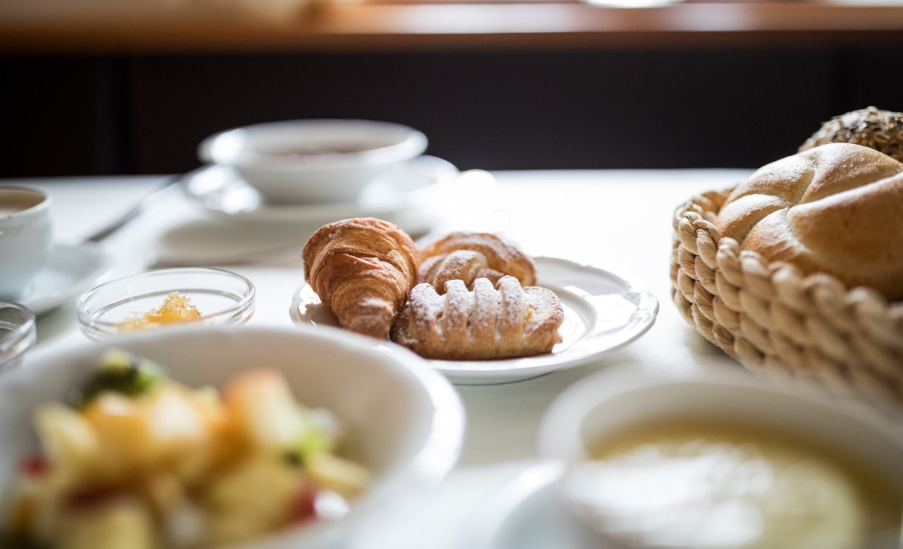 Frühstückssetting im Restaurant Masatsch mit Tee, Obst und Croissants