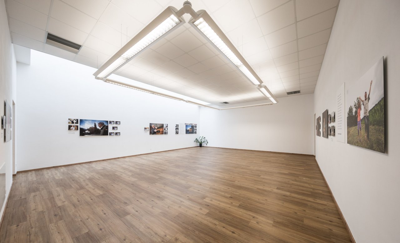 Großer Meetingraum im Hotel Masatsch mit Holzboden, Bildern an der Wand und moderner Ausstattung
