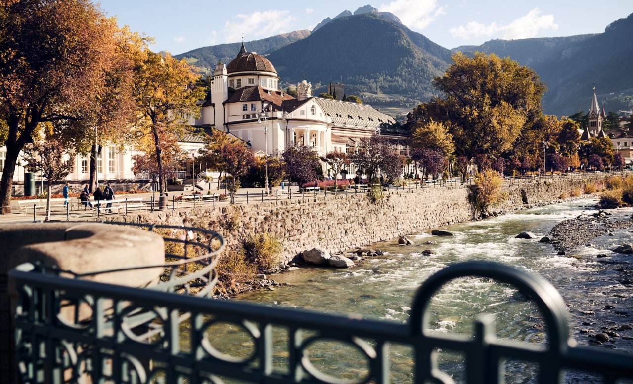 Blick von der Passerpromenade in Meran auf das Kurhaus Meran