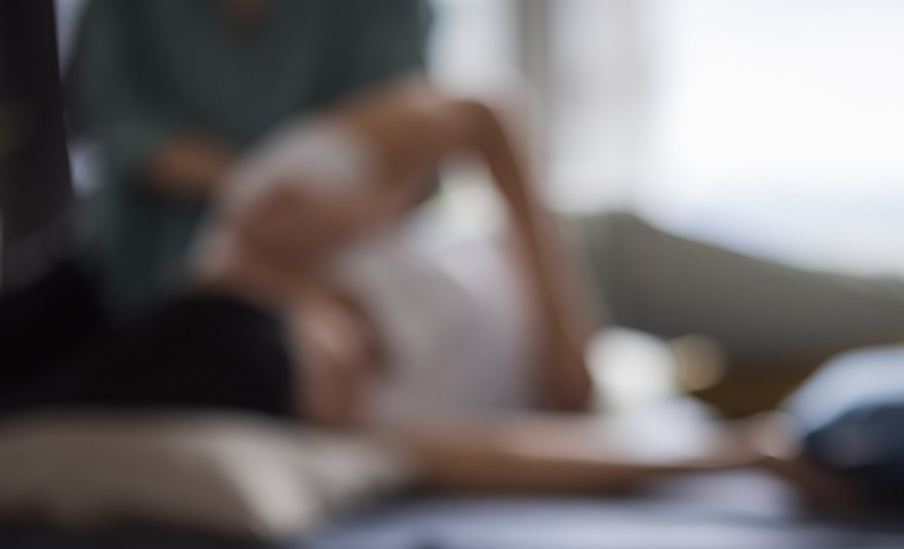 Künstlerisches verschwommenes Bild einer Massage im Hotel Masatsch