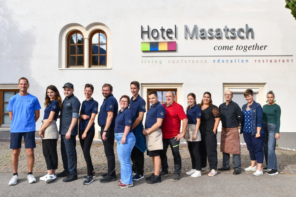 Cartellina con la scritta Come Together dell’Hotel Masatsch
