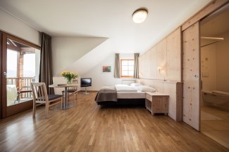 Großzügiges Doppelzimmer im Hotel Masatsch mit Holzboden und hellem Ambiente