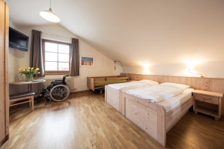 Doppelzimmer im Hotel Masatsch mit Rollstuhl im Hintergrund