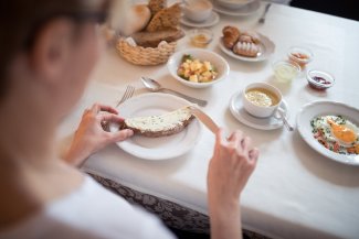 Frühstückssetting im Restaurant Masatsch mit Tee, Obst und Croissants