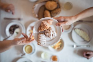 Frühstückssetting im Restaurant Masatsch mit Tee, Obst und Croissants