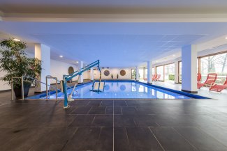 Hebelifter am Indoor-Pool im Hotel Masatsch, Pool im Hintergrund