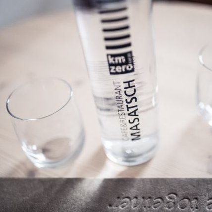 Wasserflasche mit km ZERO Aufschrift im Restaurant Masatsch