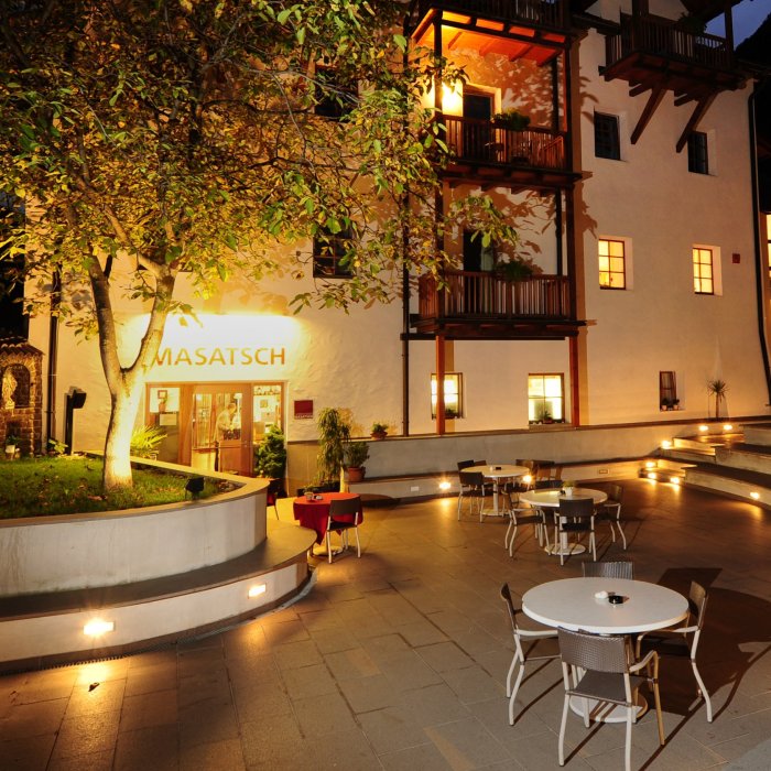 Nachtaufnahme des Außenbereichs und der Terrasse des Hotel Masatsch