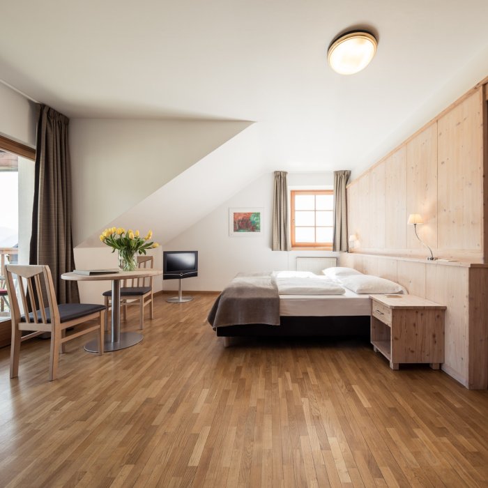 Gemütliches Doppelzimmer im Hotel Masatsch mit Holzboden und hellem Ambiente