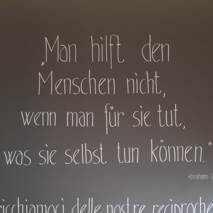 Tafel mit inspirierendem Spruch in weißer Schrift im Masatsch