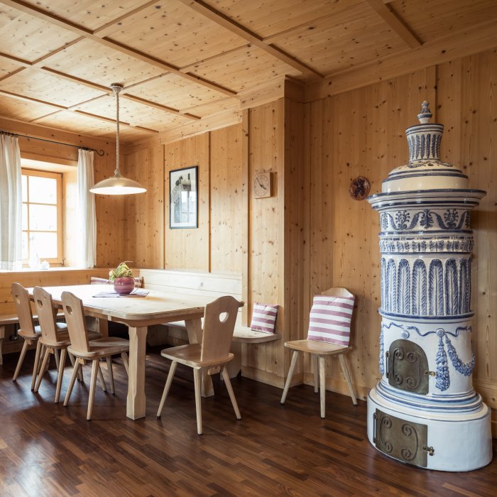 Traditionelle Stube im Hotel Masatsch mit weiß-blauem Kachelofen