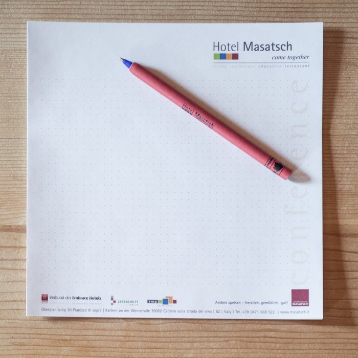 Notizblock mit rotem Stift im Hotel Masatsch