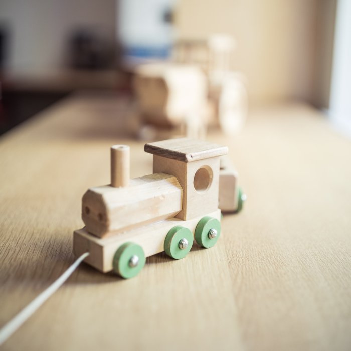 Holzspielzeugzug mit grünen Rädern im Hotel Masatsch