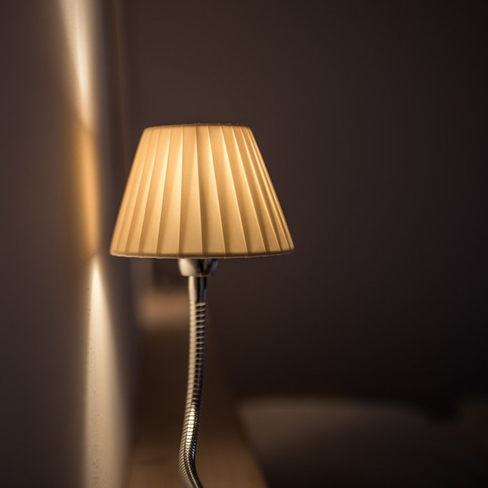 Nahaufnahme einer modernen Stehlampe im Hotel Masatsch