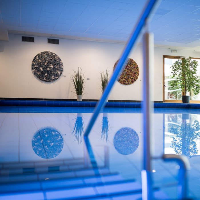 Barrierefreies Hallenbad im Hotel Masatsch mit warmem Wasser