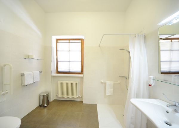 Rollstuhlgerechtes Badezimmer im Hotel Masatsch, Kaltern